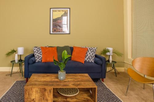 Walkable 1BR Apt Downtown by Frontdesk - image 11