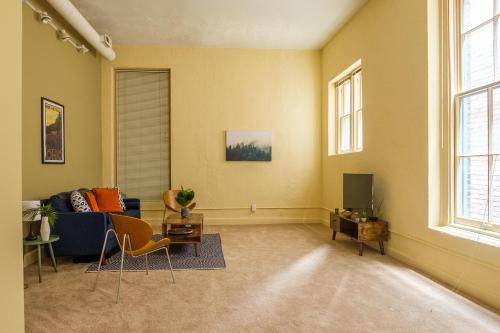 Walkable 1BR Apt Downtown by Frontdesk - image 13