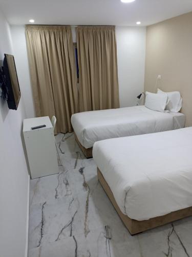 2 twin beds
