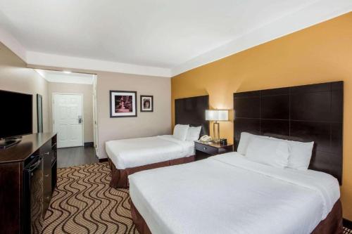 Queen Room with Two Queen Beds and Roll-In Shower - Mobility/Hearing Accessible - Non-Smoking