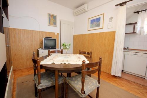 Apartments by the sea Vis - 8885 - image 11