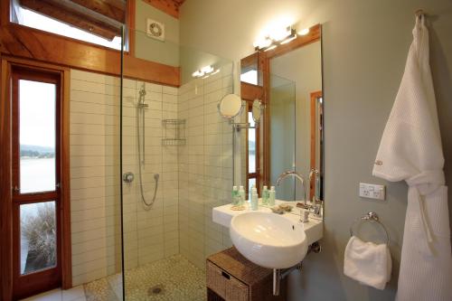 Bathroom, Kaimata lodge in Cape Saunders