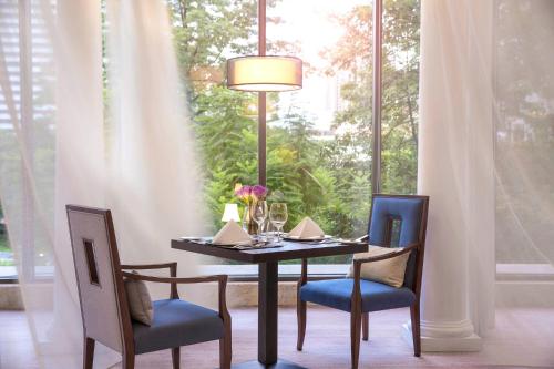 Restaurant, The Garden Hotel Discover 26 cultural treasures with hotel Golden Tour Guide in Yuexiu District