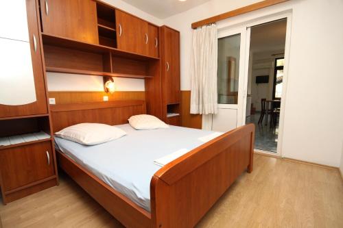 Apartments and rooms with parking space Makarska - 9128 - image 9