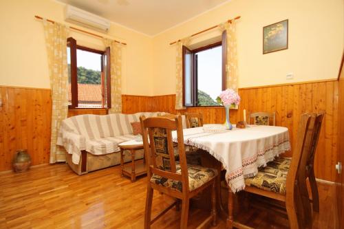 Three-Bedroom Holiday Home  room in Holiday house with a swimming pool Dubravka Dubrovnik - 9101