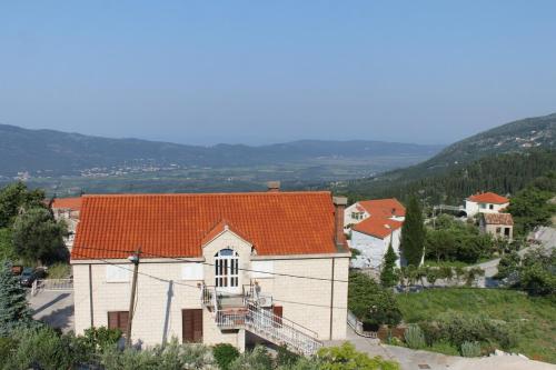 Three-Bedroom Holiday Home  image 2