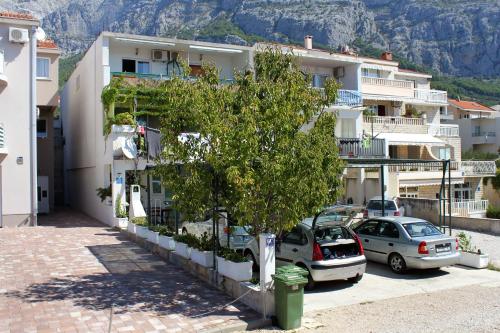 Apartments with a parking space Makarska - 9129