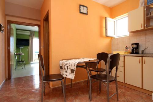 Apartments with a parking space Makarska - 9129 - image 14