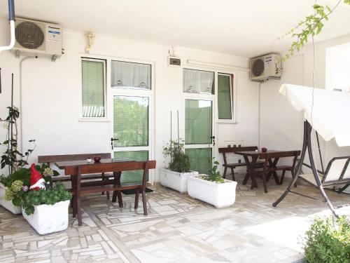 Apartments with a parking space Makarska - 9129 - image 2