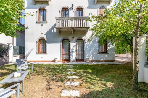  Modern Design in Liberty Villa with Private Garden in Vicenza
