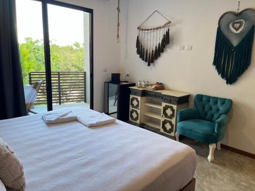 Suite King With Balcony and Pool View image 2