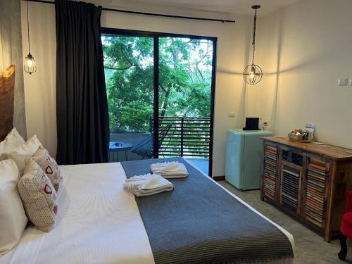 Suite King With Balcony and Pool View image 9