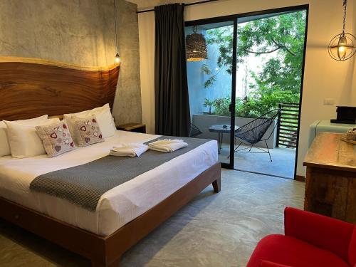 Suite King With Balcony and Pool View image 10