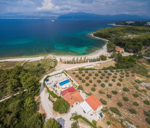 Beachfront House Mir with private pool and jacuzzi right at the beach in beautiful bay in Mirca - Brac - Accommodation - Supetar