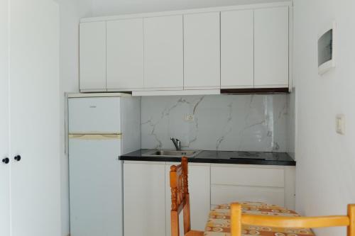 Triple Room with Balcony image 4