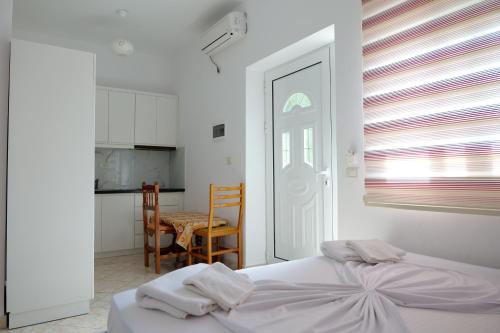 Triple Room with Balcony image 6