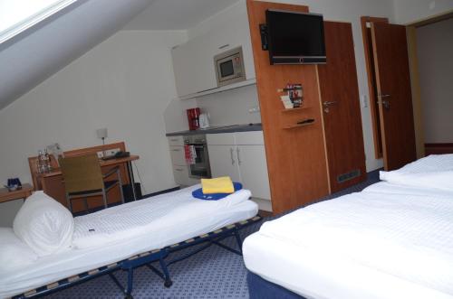 1 queen bed, 1 twin bed