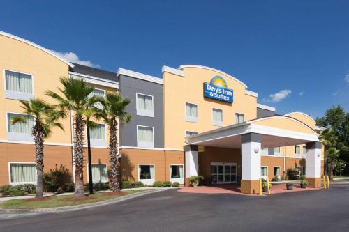 Days Inn & Suites by Wyndham Savannah North I-95