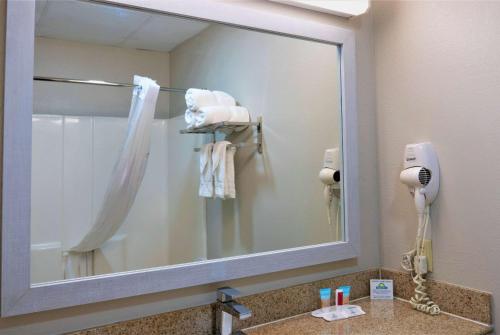 Days Inn & Suites by Wyndham Savannah North I-95 - image 2