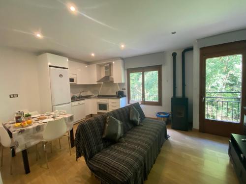 2 bedrooms, 5 beds
