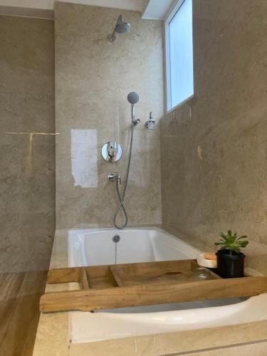 ฝักบัว, 11 Monteviot: Luxury homestay overlooking a tea estate in เคอร์ซอง