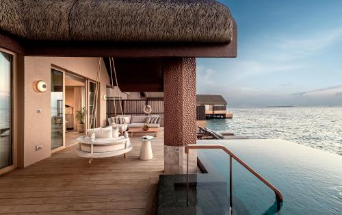 Úszómedence, JOALI BEING in Raa-korallzátony