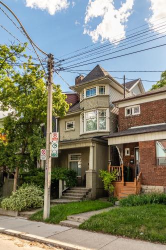 Cozy 5 Bedroom House in Downtown Toronto by GLOBALSTAY Toronto