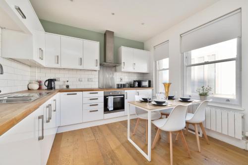 The I360 Flat, Penthouse, Sea View, Large Private Roof Terrace, Central Brighton 2 Bedroom, Up To 5- - Brighton