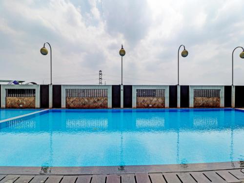 Swimming pool, Super OYO Capital O 91631 M-square Apartement near Cibaduyut Trade Centre