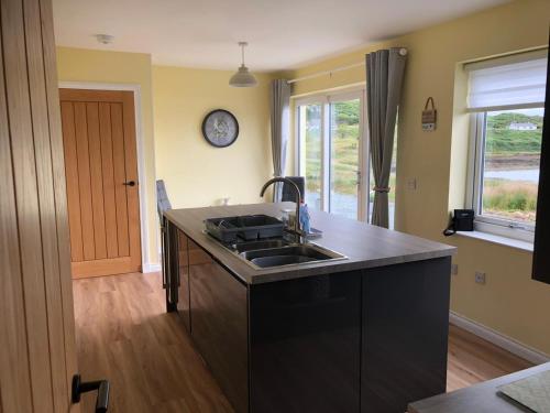 virtuve, Loch Caroy Bay Cottage in Ose