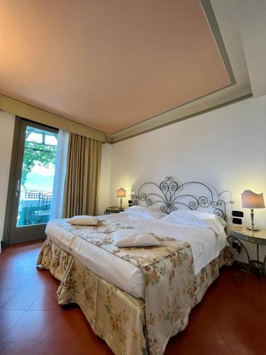 1 queen bed, 1 sofa bed