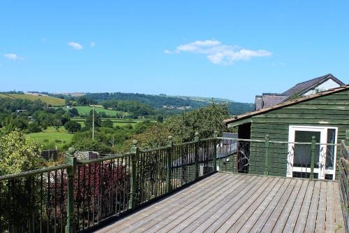 Poplar Lodge, Dee Valley Stays - cosy microlodge with detached private shower & WC