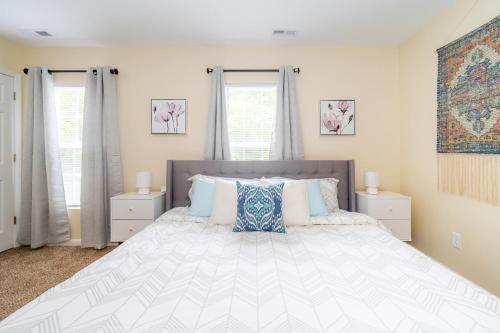 Serine Space - Townhome - King Bed - Duke - Long Term Stays - Tap to explore photos