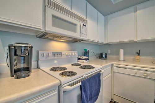 Bright Ozarks Condo with Balcony and Lake Views! Bright Ozarks Condo with Balcony and Lake Views!