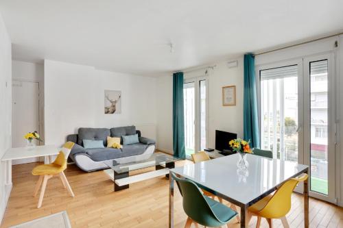 Chic apart with parking near Paris