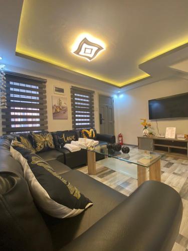 MAJESTIC 2 BR TOWNHOUSE - near AQUA PLANET & CLark Airport - TRP8