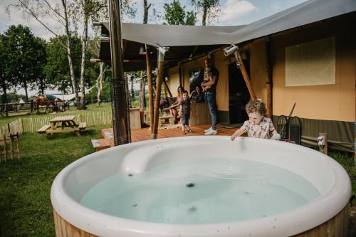 Luxe Glamping lodge met hottub, Pension in Bladel bei Reusel