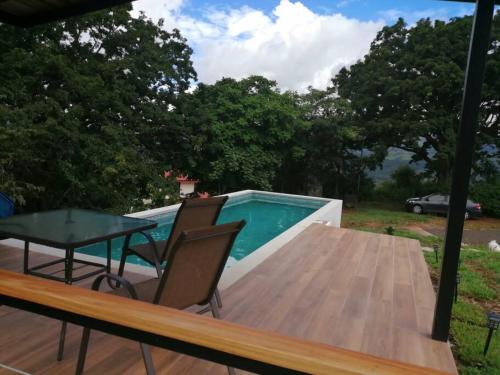 Rural 2-bedroom house with pool & treetop terrace
