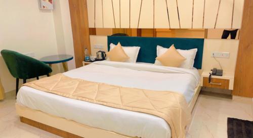 Double Room with Garden View image 6