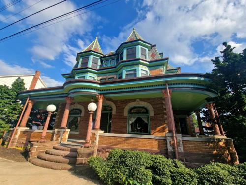. VAAST Bed & Breakfast