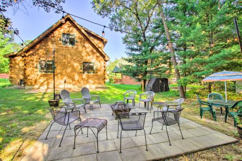 B&B Warrens - Pet-Friendly Warrens Cabin with Fire Pit! - Bed and Breakfast Warrens