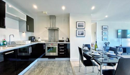 Artistic and luxurious APT with Sea view. Beach side 4