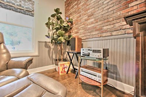 2 Mi to Downtown Luxe Greenville Retreat! in Greenville, USA