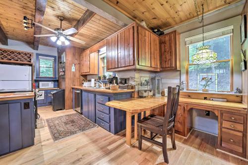 Bryson City Cabin with Hot Tub about 10 Mi to Dtwn! in Lauada, USA