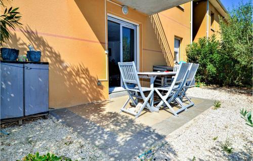 2 Bedroom Gorgeous Apartment In Orange - Saint-Geniès-de-Comolas