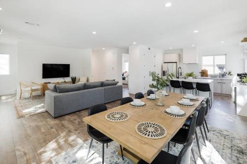 Modern Gorgeous & luxurious 4 bedroom unit - Apartment - Sacramento