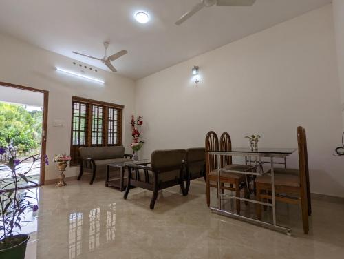 1 Bedroom facing paddy fields Pullur, Irinjalakuda