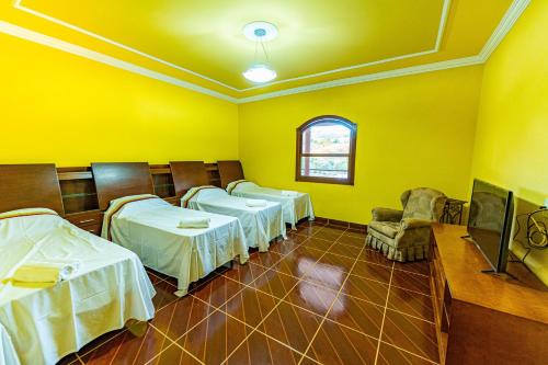1 double bed, 2 twin beds