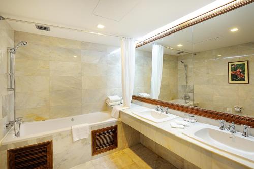 room detail thumbnail 2