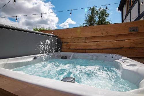 Karstais baseins, Apple Tree Cottage - Cosy 2 Bed with Deluxe HOT TUB & Log Burner in Burghill